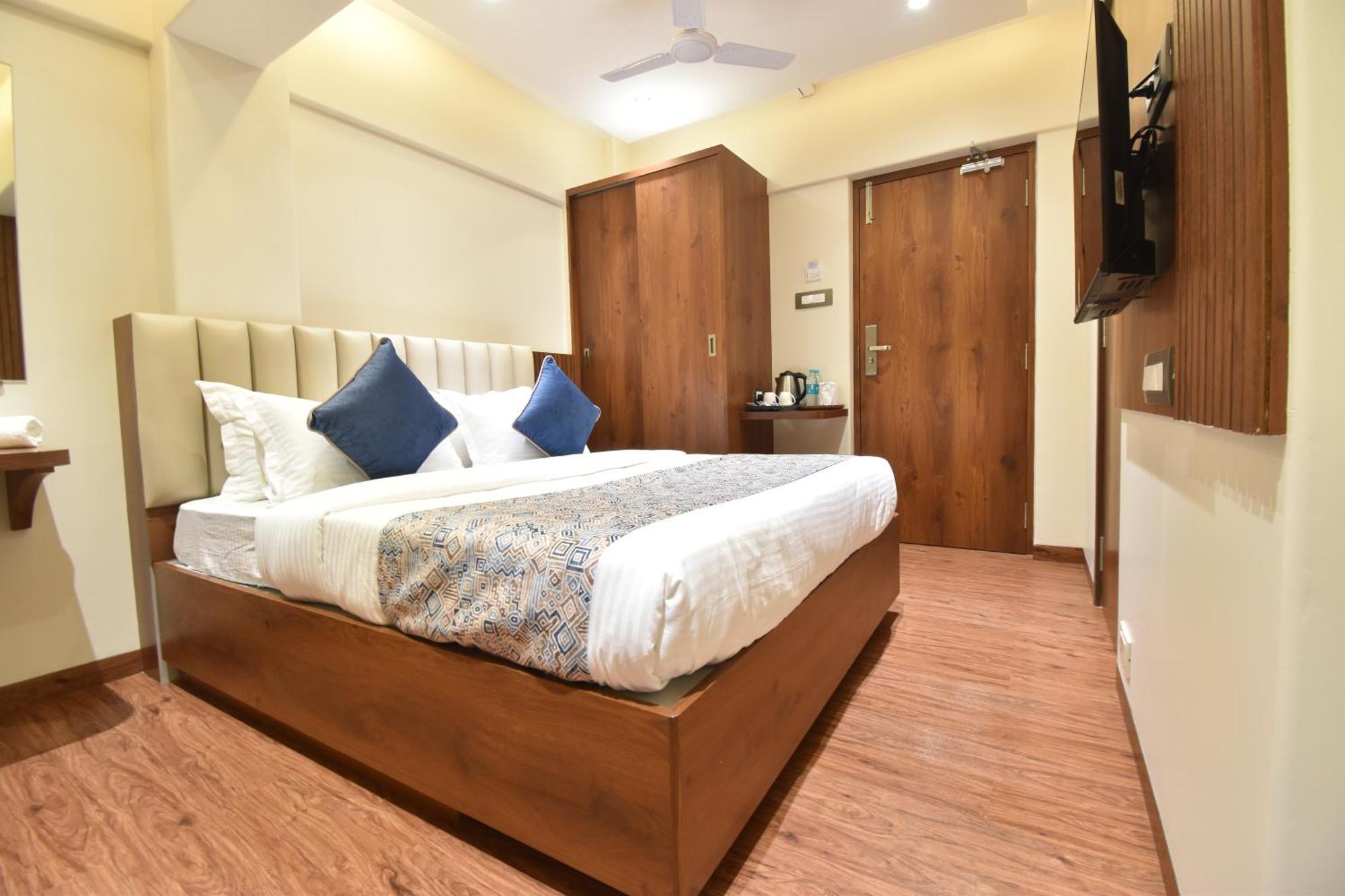 Hotel Kalpana Palace, Мумбаи Экстерьер фото